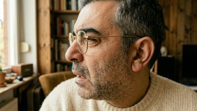 Minha esposa me pediu para não abrir as encomendas endereçadas a ela — um dia uma delas caiu e se abriu sozinha, e o que vi dentro eu não conseguia explicar de jeito nenhum