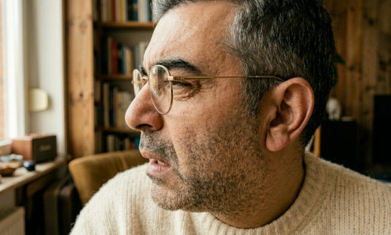 Minha esposa me pediu para não abrir as encomendas endereçadas a ela — um dia uma delas caiu e se abriu sozinha, e o que vi dentro eu não conseguia explicar de jeito nenhum