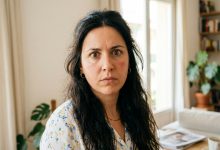 Dei à luz na sexta-feira de manhã. No sábado à noite, a minha sogra ligou — foi a primeira ligação em todo esse tempo. Eu pensei que ela fosse perguntar como eu estava, como estava o neto. Mas ela perguntou: “Você já está emagrecendo? Porque tem mulher que, depois do parto, se descuida completamente.” Meu marido me disse baixinho: “Não fica magoada, ela simplesmente não sabe ser diferente.” Eu olhei para ele e entendi que não ia mais ficar calada…