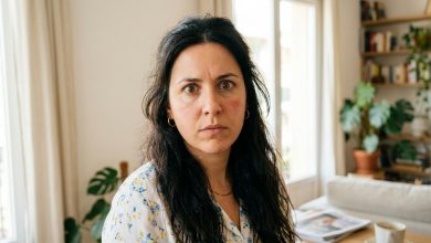 Dei à luz na sexta-feira de manhã. No sábado à noite, a minha sogra ligou — foi a primeira ligação em todo esse tempo. Eu pensei que ela fosse perguntar como eu estava, como estava o neto. Mas ela perguntou: “Você já está emagrecendo? Porque tem mulher que, depois do parto, se descuida completamente.” Meu marido me disse baixinho: “Não fica magoada, ela simplesmente não sabe ser diferente.” Eu olhei para ele e entendi que não ia mais ficar calada…