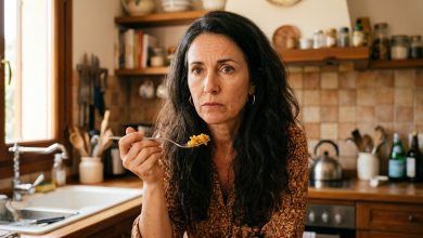 Meu filho não me ligou no meu aniversário. Nem de manhã, nem à noite. Esperei o dia inteiro. À meia-noite, ele mandou uma mensagem: “Mãe, feliz aniversário, desculpa, estive enrolado.” Fiquei olhando para aquela mensagem. Lembrei de como passei noites sem dormir quando ele ficava doente. De como trabalhei em dois empregos por causa dele. E escrevi uma resposta — pela primeira vez em trinta e cinco anos, com toda a sinceridade…