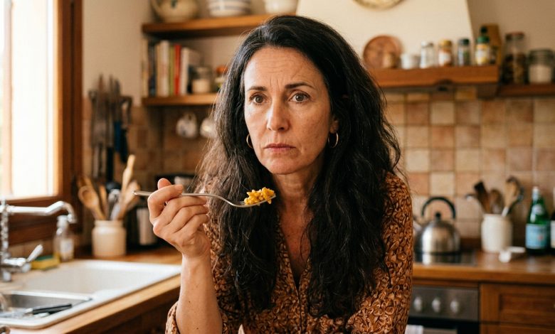 Meu filho não me ligou no meu aniversário. Nem de manhã, nem à noite. Esperei o dia inteiro. À meia-noite, ele mandou uma mensagem: “Mãe, feliz aniversário, desculpa, estive enrolado.” Fiquei olhando para aquela mensagem. Lembrei de como passei noites sem dormir quando ele ficava doente. De como trabalhei em dois empregos por causa dele. E escrevi uma resposta — pela primeira vez em trinta e cinco anos, com toda a sinceridade… Meu filho não me ligou no meu aniversário. Nem de manhã, nem à noite. Esperei o dia inteiro. À meia-noite, ele mandou uma mensagem: “Mãe, feliz aniversário, desculpa, estive enrolado.” Fiquei olhando para aquela mensagem. Lembrei de como passei noites sem dormir quando ele ficava doente. De como trabalhei em dois empregos por causa dele. E escrevi uma resposta — pela primeira vez em trinta e cinco anos, com toda a sinceridade…