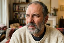 Minha filha me pediu para nunca entrar no antigo quarto dela — eu aguentei por três anos, até que certa noite ouvi um som vindo de lá e abri a porta