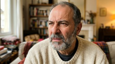 Minha filha me pediu para nunca entrar no antigo quarto dela — eu aguentei por três anos, até que certa noite ouvi um som vindo de lá e abri a porta