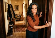 A vizinha de baixo tocou à minha porta e disse: “Quando você anda, o meu teto treme. Você por acaso já se olhou no espelho?” Fiquei parada à porta sem saber o que responder à humilhação dela. Sim, estou acima do peso. Eu sei disso. Convivo com isso todos os dias. Mas este é o meu apartamento. A minha vida. Ela ficou ali, esperando uma resposta. E foi nesse momento que vinte anos de silêncio chegaram ao fim e eu parti para cima dela…