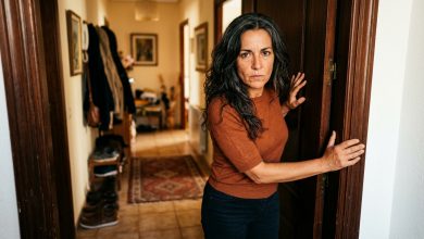 A vizinha de baixo tocou à minha porta e disse: “Quando você anda, o meu teto treme. Você por acaso já se olhou no espelho?” Fiquei parada à porta sem saber o que responder à humilhação dela. Sim, estou acima do peso. Eu sei disso. Convivo com isso todos os dias. Mas este é o meu apartamento. A minha vida. Ela ficou ali, esperando uma resposta. E foi nesse momento que vinte anos de silêncio chegaram ao fim e eu parti para cima dela…