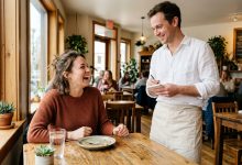 Ele Era Proprietário do Restaurante — Mas Foi ao Primeiro Encontro Fingindo Ser Garçom