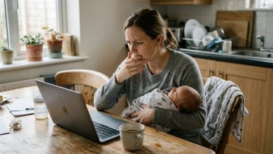 Ele Chegou Atrasado ao Funeral do Meu Pai. Naquele Mesmo Dia Eu Descobri Onde Ele Realmente Estava.
