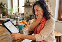 Eu Peguei o Anel da Minha Filha para Guardar Enquanto Ela Estava Viajando. Ela Disse Que o Perdera. Um Ano Depois, Eu o Vi no Dedo Dela.