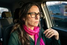 Durante vinte anos, no meu aniversário, eu ganhava utensílios de cozinha — no meu sexagésimo aniversário, meus filhos me deram frigideiras, foram embora uma hora depois, e naquela noite algo se partiu dentro de mim