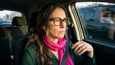 Durante vinte anos, no meu aniversário, eu ganhava utensílios de cozinha — no meu sexagésimo aniversário, meus filhos me deram frigideiras, foram embora uma hora depois, e naquela noite algo se partiu dentro de mim