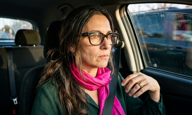 Durante vinte anos, no meu aniversário, eu ganhava utensílios de cozinha — no meu sexagésimo aniversário, meus filhos me deram frigideiras, foram embora uma hora depois, e naquela noite algo se partiu dentro de mim