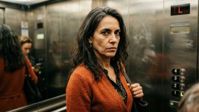 O vizinho da frente me parou no elevador e disse: «Você de novo sozinha? Seu marido te largou ou foi você que foi embora?» Com um sorriso. Como se fosse uma pergunta normal. As portas do elevador se fecharam. Subimos até o oitavo andar. E nesses trinta segundos eu disse tudo o que eu pensava sobre ele. Ele saiu em silêncio. E desde então me cumprimenta sem levantar os olhos.