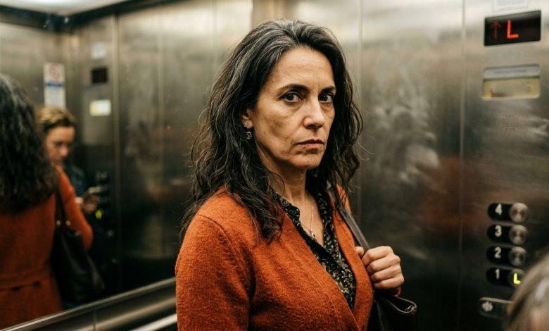 O vizinho da frente me parou no elevador e disse: «Você de novo sozinha? Seu marido te largou ou foi você que foi embora?» Com um sorriso. Como se fosse uma pergunta normal. As portas do elevador se fecharam. Subimos até o oitavo andar. E nesses trinta segundos eu disse tudo o que eu pensava sobre ele. Ele saiu em silêncio. E desde então me cumprimenta sem levantar os olhos.