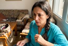 No casamento da minha filha, descobri que meu lugar era num canto distante — passei a noite inteira sorrindo de longe e, três dias depois, liguei e descobri quem decidiu me colocar ali