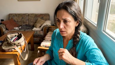 No casamento da minha filha, descobri que meu lugar era num canto distante — passei a noite inteira sorrindo de longe e, três dias depois, liguei e descobri quem decidiu me colocar ali