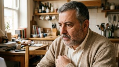 Encontrei um telefone estranho no bolso do casaco do meu marido — ele disse que o tinha achado, e eu acreditei até à manhã seguinte, quando esse telefone tocou