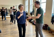 Tenho 61 anos e me inscrevi em aulas de dança. Pela primeira vez desde o meu divórcio, alguém me convidou para dançar tango. Meus filhos dizem que eu deveria agir “de acordo com a minha idade”.