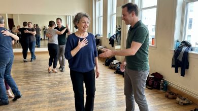 Tenho 61 anos e me inscrevi em aulas de dança. Pela primeira vez desde o meu divórcio, alguém me convidou para dançar tango. Meus filhos dizem que eu deveria agir “de acordo com a minha idade”.