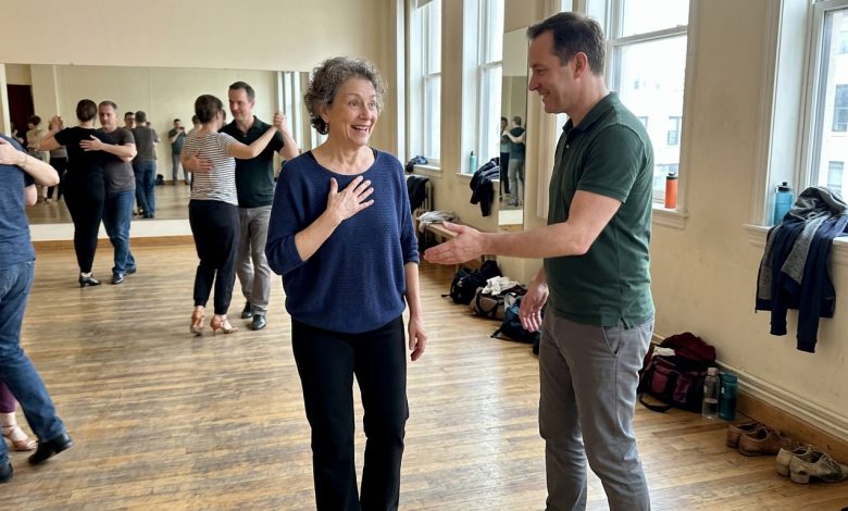 Tenho 61 anos e me inscrevi em aulas de dança. Pela primeira vez desde o meu divórcio, alguém me convidou para dançar tango. Meus filhos dizem que eu deveria agir “de acordo com a minha idade”.