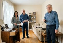 Meus Parentes Pensaram que Estavam Roubando um Velho Cego — Então Ele Tirou os Óculos e Olhou Diretamente para Eles