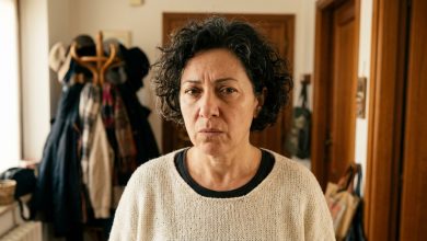 Meu filho me pediu para não contar a ninguém que ele havia voltado para a cidade — uma semana depois, pessoas desconhecidas bateram à minha porta e perguntaram por ele