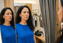 Eu estava experimentando um vestido para o meu aniversário de 50 anos — lindo, do jeitinho que eu queria. Saí do provador. Minha mãe me olhou de cima a baixo e disse, na frente da vendedora: «Isso já não é apropriado para a sua idade. Olhe bem para você.» Eu olhei. No espelho. Por um longo tempo. E então fiz algo — algo que minha mãe jamais esperaria de mim.