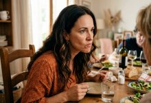 Eu e o meu marido fomos jantar na casa dos pais dele. A minha sogra pôs a mesa, sentou-se e disse-me: «De propósito, não preparei nada para ti, tu estás sempre de dieta, embora não te fizesse mal comer decentemente, senão o meu filho daqui a pouco arranja outra. O meu marido pegou numa sanduíche e ficou calado. E foi então que eu me levantei e …