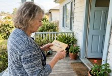 Minha filha parou de ligar. Depois de duas semanas de silêncio, fui até o endereço dela. Ela havia deixado um envelope com a inscrição “Para a Mamãe, quando você vier.”