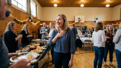 Fui a uma reunião da escola esperando nada. Então ele entrou — e eu tinha 17 anos novamente, coração acelerado, o silêncio tomou conta do lugar.