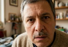 A minha sogra pediu que eu fosse lá enquanto a minha esposa não estava em casa — quando abri a porta, vi coisas que a minha esposa dizia ter deitado fora há dois anos