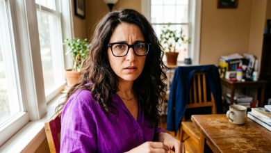 Eu deixava meu filho com meu marido à noite — até que um dia a vizinha perguntou onde ele estava de verdade, e eu abri as câmeras de segurança