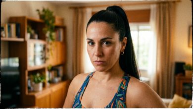 Durante três meses fui à academia, perdi oito quilos, sentia-me viva e bonita. Cheguei em casa — o meu marido olhou para mim e disse: «Por que você está se esforçando tanto, está procurando um amante?» Na frente das crianças. Eu congelei. E a resposta que dei ele nunca vai esquecer.