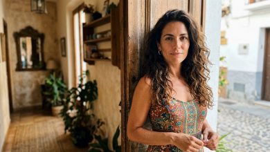 Contei à minha sogra que eu estava grávida. Ela ficou em silêncio, e depois perguntou: «Vocês têm mesmo certeza de que estão prontos? Mal conseguem chegar ao fim do mês.» O meu marido estava ao meu lado e ficou calado. Eu sorri. Virei-me. Saí. E, desde aquela noite, muita coisa mudou na nossa família.