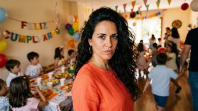 No aniversário de cinco anos da minha filha, a minha sogra chegou, abraçou a neta — e, ali mesmo, diante dos convidados, virou-se para mim: «A menina não se parece em nada com você. Graças a Deus — puxou toda para o nosso lado da família.» Os convidados se calaram. Meu marido riu. E eu disse palavras depois das quais minha sogra começou a se preparar para ir embora.