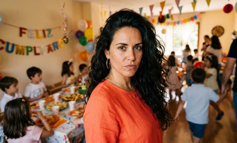 No aniversário de cinco anos da minha filha, a minha sogra chegou, abraçou a neta — e, ali mesmo, diante dos convidados, virou-se para mim: «A menina não se parece em nada com você. Graças a Deus — puxou toda para o nosso lado da família.» Os convidados se calaram. Meu marido riu. E eu disse palavras depois das quais minha sogra começou a se preparar para ir embora. No aniversário de cinco anos da minha filha, a minha sogra chegou, abraçou a neta — e, ali mesmo, diante dos convidados, virou-se para mim: «A menina não se parece em nada com você. Graças a Deus — puxou toda para o nosso lado da família.» Os convidados se calaram. Meu marido riu. E eu disse palavras depois das quais minha sogra começou a se preparar para ir embora.