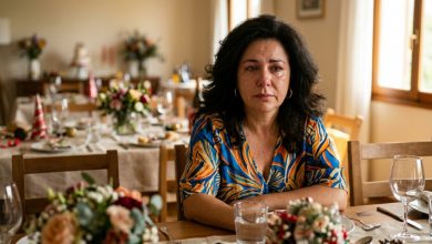 Em 20 anos de casamento, eu nunca faltei a nenhuma festa de família do meu marido. E quando completei cinquenta anos, ninguém apareceu. Minha sogra ligou e disse: «Mas você já é uma pessoa adulta, para que precisa desse teatrinho?» Eu olhava para a mesa posta e só conseguia pensar em uma coisa…