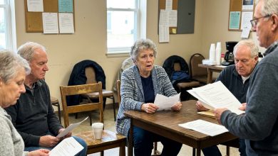 A vizinha com quem eu tomava café toda semana há dez anos de repente parou de atender a porta. Descobri o motivo em uma reunião de moradores.