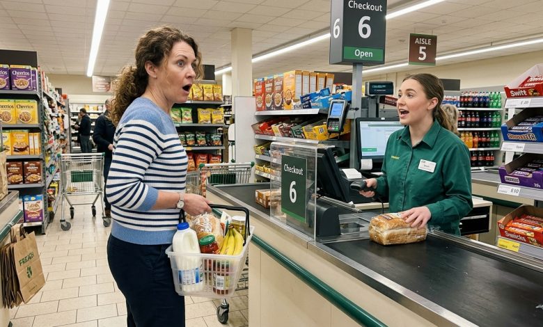 No caixa, a caixa disse: “Oh, seu marido não está com você novamente? Ele esteve aqui ontem com uma loira tão bonita.” Eu congelei — porque ontem ele deveria estar trabalhando até tarde.