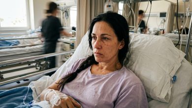 Fui parar no hospital com a pressão alta. Meu marido chegou três horas depois e a primeira coisa que disse foi: “Mas o que foi agora? Você sempre faz isso na pior hora.” Eu estava deitada, ligada ao soro. “Na pior hora.” A enfermeira saiu do quarto. E finalmente encontrei as palavras para responder a ele…