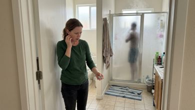 Ele chegou em casa mais cedo que o habitual e foi direto para o chuveiro. No chão do banheiro, encontrei algo que não poderia ter sido “trazido do trabalho”.