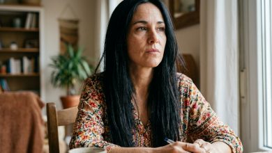 «Durante três anos, eu passei todas as noites com os filhos da minha irmã — ajudava porque ela “não dava conta”. Quando meu filho foi parar no hospital e eu pedi que ela me ajudasse, ela disse: “Desculpa, tenho manicure, marquei faz tempo.” Eu abaixei o telefone e fiz algo que nem eu esperava de mim»