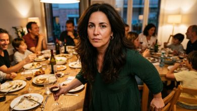 Estávamos comemorando o aniversário do meu marido, e a minha sogra ergueu a taça: «Ao nosso filho — por como ele carrega tudo nas costas, trabalha, não reclama.» Eu estava sentada ao lado. 10 anos de casamento. Dois filhos. A mãe dele na minha cozinha todos os domingos. E meu marido nem sequer olhou na minha direção. Eu pus a taça sobre a mesa, me levantei. E disse a todos apenas uma  frase depois da qual a festa acabou….