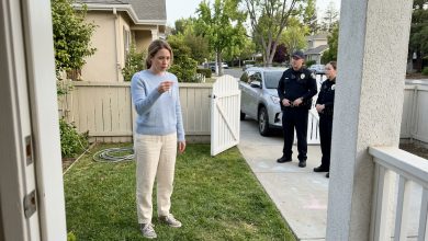 Eu Encontrei a Pulseira da Minha Filha em um Mercado de Pulgas — Na Manhã Seguinte, a Polícia Estava no Meu Quintal Dizendo: “Precisamos Conversar”
