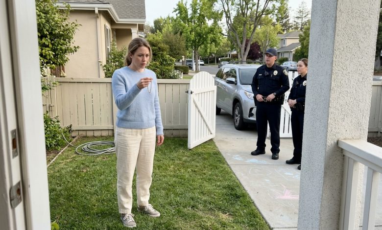 Eu Encontrei a Pulseira da Minha Filha em um Mercado de Pulgas — Na Manhã Seguinte, a Polícia Estava no Meu Quintal Dizendo: “Precisamos Conversar”