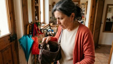Dei uma chave para minha sogra por um dia. Uma semana depois, vi uma cópia na bolsa dela.