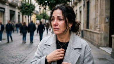 Enterraram o meu pai na quarta-feira. Eu estava ao lado do caixão, chorando sem conseguir parar. A minha mãe aproximou-se por trás e sussurrou: «Para. Ele não merece isso.» Eu virei-me. E, de repente, percebi que já não podia continuar calada e, ali mesmo, fiz algo que eu própria não esperava de mim. ..