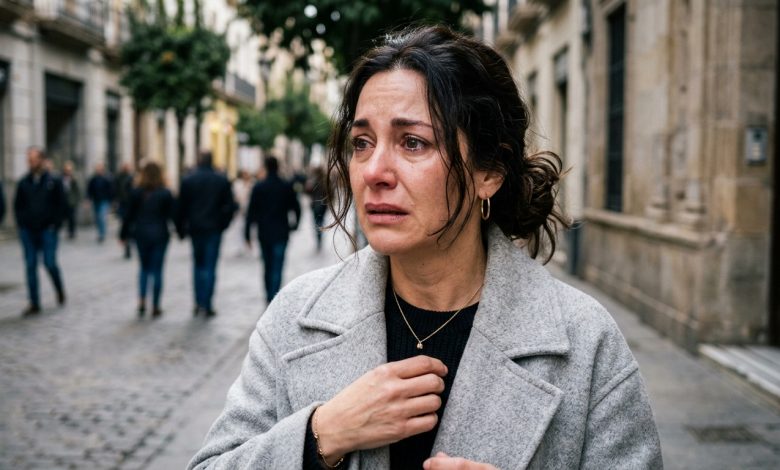 Enterraram o meu pai na quarta-feira. Eu estava ao lado do caixão, chorando sem conseguir parar. A minha mãe aproximou-se por trás e sussurrou: «Para. Ele não merece isso.» Eu virei-me. E, de repente, percebi que já não podia continuar calada e, ali mesmo, fiz algo que eu própria não esperava de mim. ..