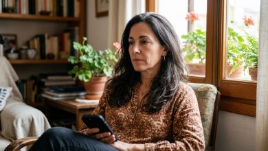 Meu filho não ligou por quatro meses. Eu escrevi  “estou com saudades, como você está?”. Ele respondeu três dias depois: “Mãe, você entende — eu tenho minha própria vida, minha família. Não precisa escrever com tanta frequência.” Quatro meses de silêncio — e “não precisa escrever com tanta frequência”. Fechei o celular. E, pela primeira vez em quarenta e cinco anos de maternidade, fiz a mim mesma uma pergunta…