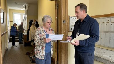 Meu Filho Registrou Sua Empresa no Meu Endereço. Ele Disse Que Era Apenas uma Formalidade. Dois Anos Depois, a Empresa Faliu. Agora um Oficial de Justiça Bate à Minha Porta e Meus Vizinhos Pensam Que as Dívidas São Minhas.